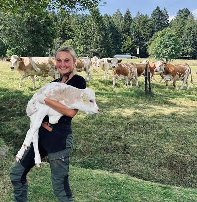 Frau mit kalb auf dem Arm Frau mit kalb auf dem Arm