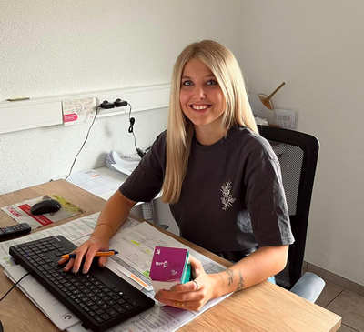 Frau am Schreibtisch Frau am Schreibtisch